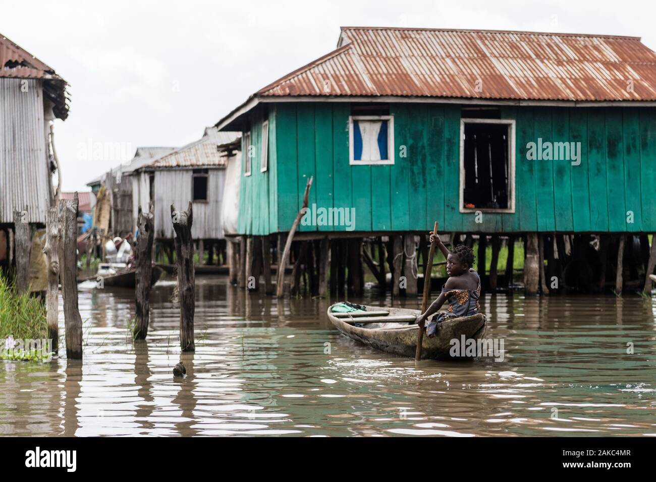 Le Bénin, ville au bord du lac de Ganvié, fille sur sa pirogue Banque D'Images