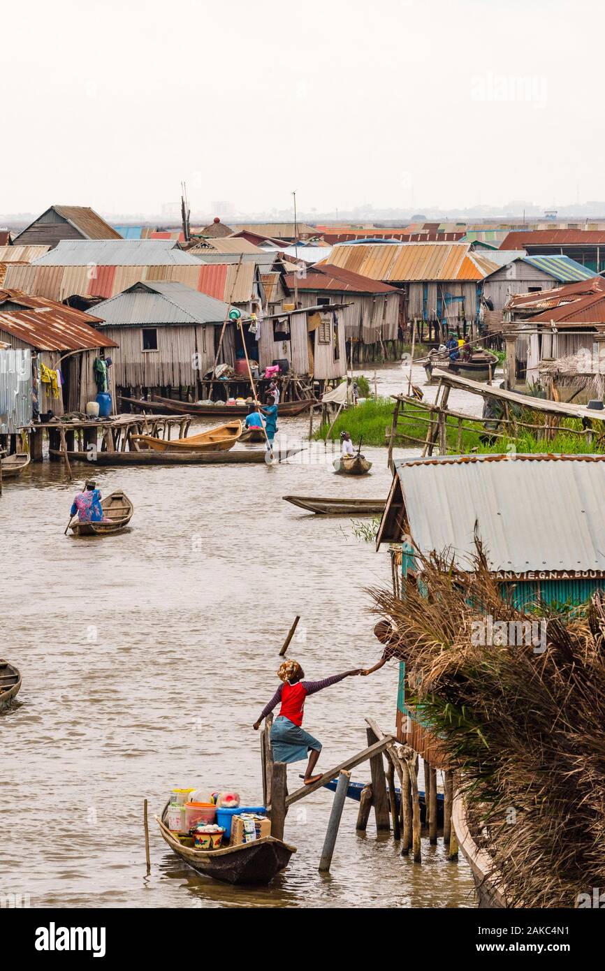 Le Bénin, ville au bord du lac de Ganvié, vendeur de rue, centre-ville Banque D'Images