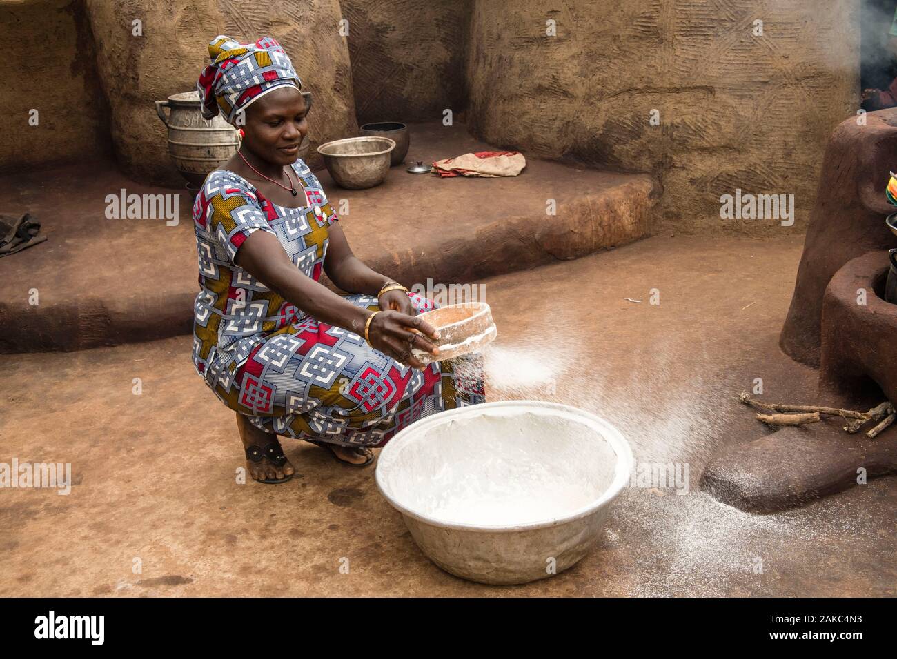 Le Bénin, Nosthern district, l'Atacora, ministère, Koussoukoingou femme ethnie Otammari tamiser la farine de manioc (gari) Banque D'Images
