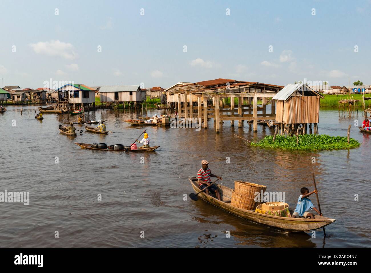 Le Bénin, ville au bord du lac de Ganvié, habitants du centre-ville en bateau Banque D'Images