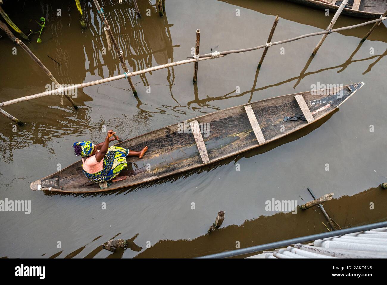 Le Bénin, ville au bord du lac de Ganvié, woman on boat Banque D'Images