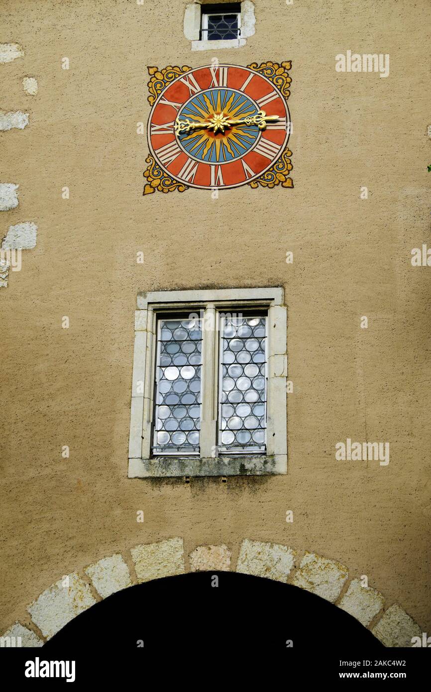 La Suisse, canton du Jura, Porrentruy, Porte de France construite en 1563, l'horloge de la fin du 17ème siècle, une aiguille, cadran récent Banque D'Images
