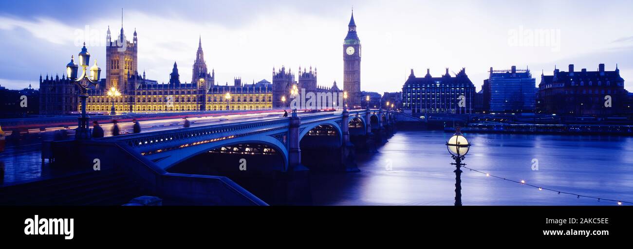 Vue sur rivière, pont au-dessus de Londres, Angleterre, Royaume-Uni Banque D'Images
