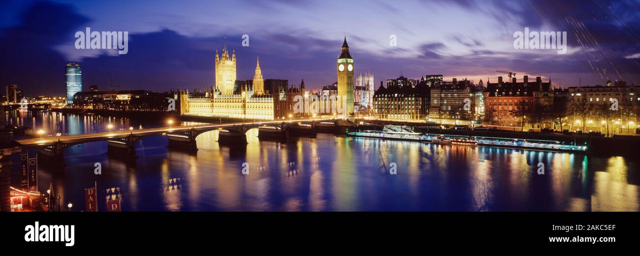 Buildings lit up at Dusk, Big Ben, les Maisons du Parlement, Londres, Angleterre Banque D'Images