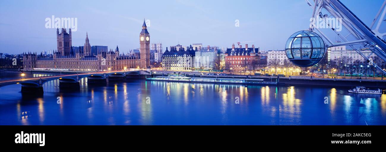 Vue sur la roue du millénaire, Londres, Angleterre, Royaume-Uni Banque D'Images