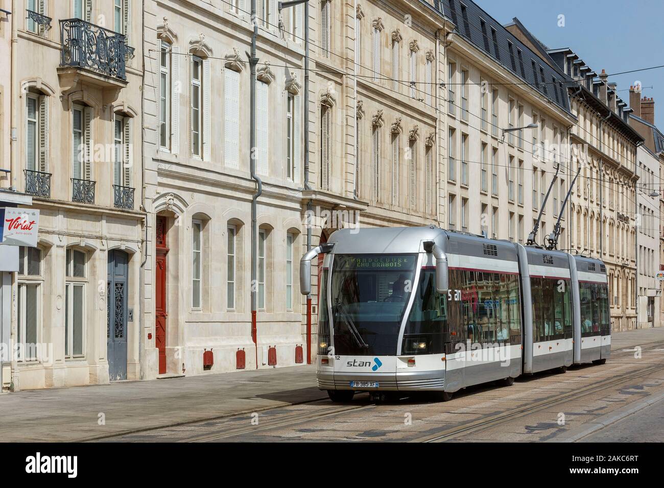 France, Meurthe et Moselle, Nancy, le tramway dans la rue Saint Jean (rue Saint Jean) centre-ville Banque D'Images