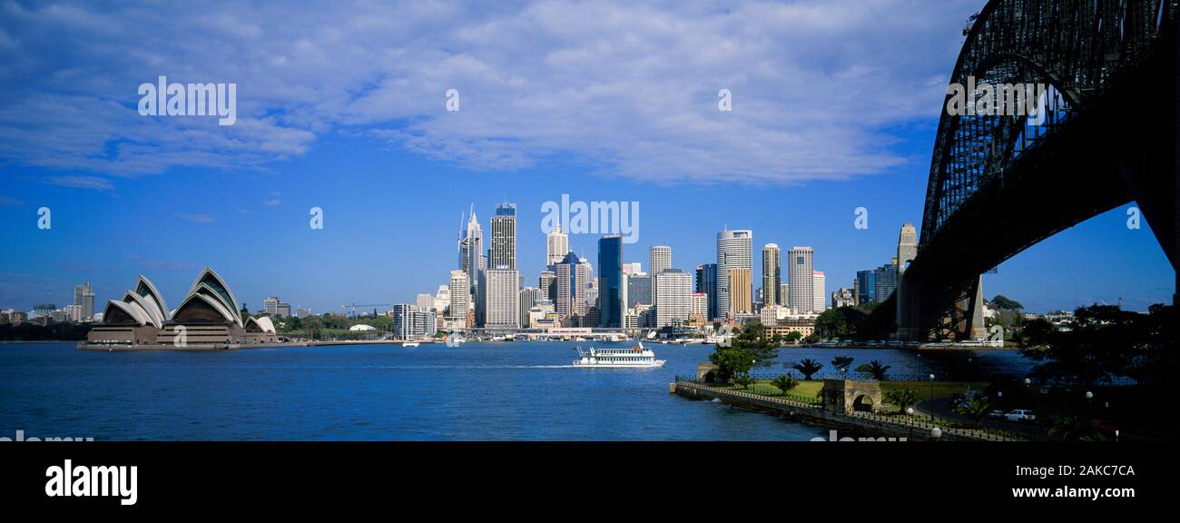 Gratte-ciel au bord de l'eau, le Sydney Harbour Bridge, Sydney, Nouvelle-Galles du Sud, le Royaume-Uni, l'Australie Banque D'Images