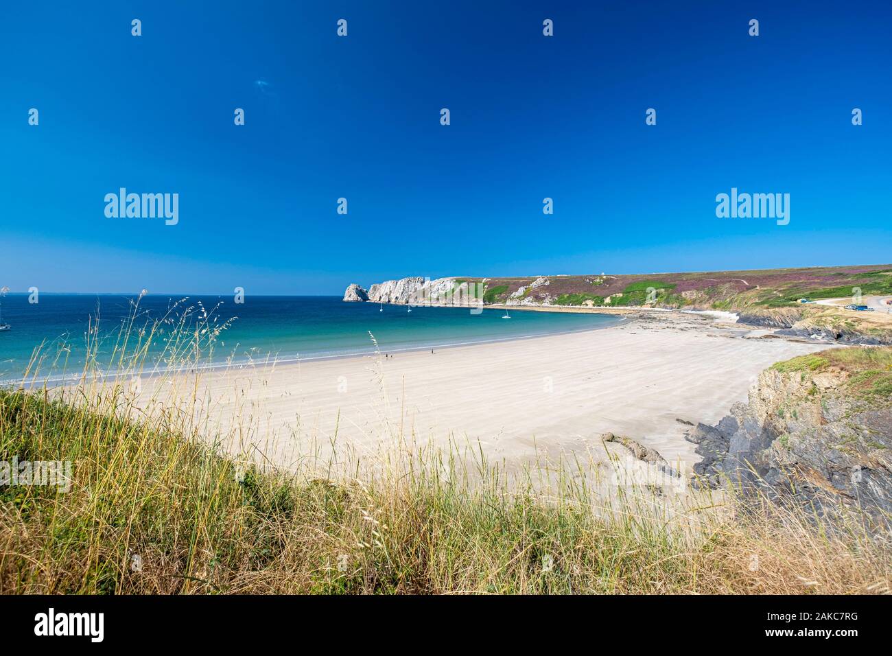 La France, Finistère, Parc naturel régional d'Armorique, la Presqu'île de Crozon, Camaret-sur-Mer, la plage de Veryac'h, pointe de Pen Hir dans l'arrière-plan Banque D'Images