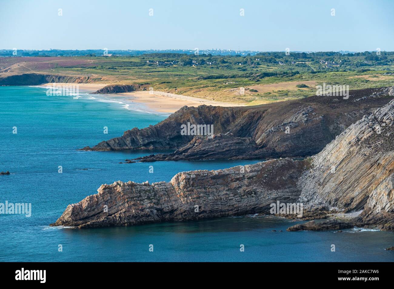 La France, Finistère, Parc naturel régional d'Armorique, la Presqu'île de Crozon, Crozon, Cap de la chèvre, la pointe de Kerroux, Lostmarc'h et la Palue plages dans l'arrière-plan Banque D'Images