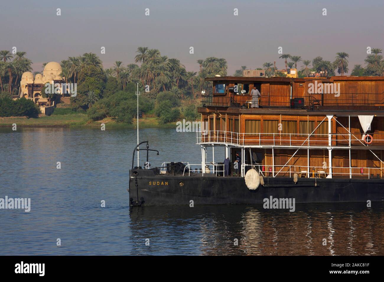L'Égypte, de la Haute Égypte, vallée du Nil, Steam Ship Sudan, la dernière croisière en bateau à vapeur sur le Nil, en face d'une banque verte Banque D'Images