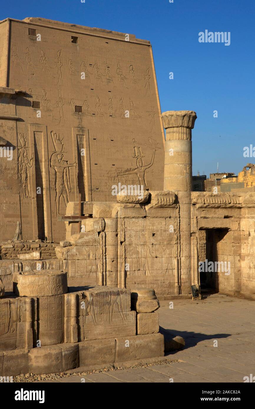 L'Égypte, de la Haute Égypte, vallée du Nil, Edu, anciennes ruines en face de la façade du temple d'Horus, le deuxième plus grand lieu de culte Banque D'Images