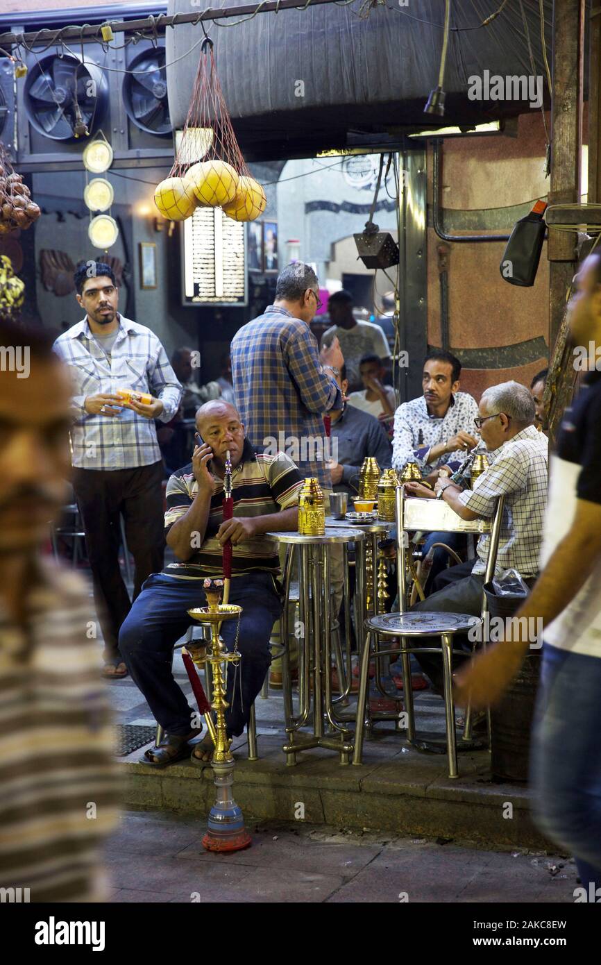 L'Égypte, de la Haute Égypte, Assouan, les hommes fumeurs de narguilé sur la terrasse d'un café du souk Banque D'Images