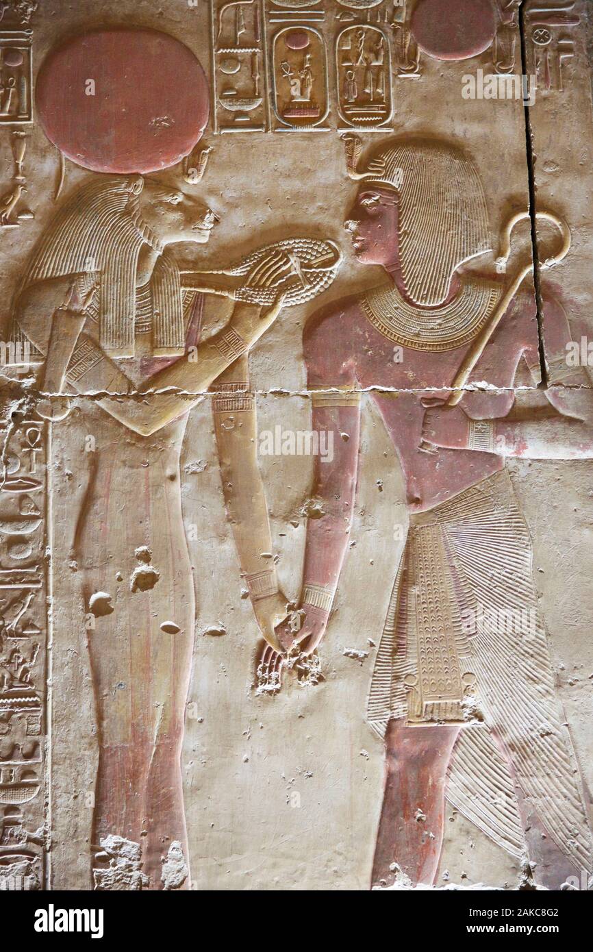 L'Égypte, de la Haute Égypte, vallée du Nil, bague romaine t52, bas-relief représentant le dieu lion Sekhmet et le pharaon sculptée sur un mur du Temple d'Athor Banque D'Images