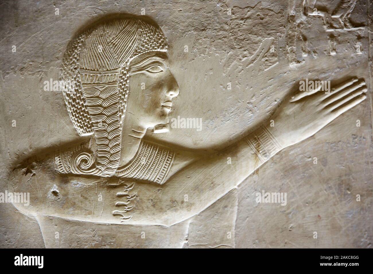 L'Égypte, de la Haute Égypte, vallée du Nil, Dendérah, bas-relief représentant un sur un mur de l'ancienne Egypte temple d'Athor Banque D'Images