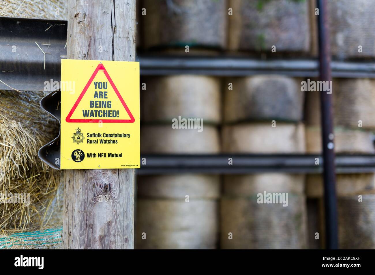 Sutton, Suffolk, UK 20 octobre 2019 ; un signe extérieur d'une ferme rurale attention qu'ils sont surveillés par CCTV Banque D'Images