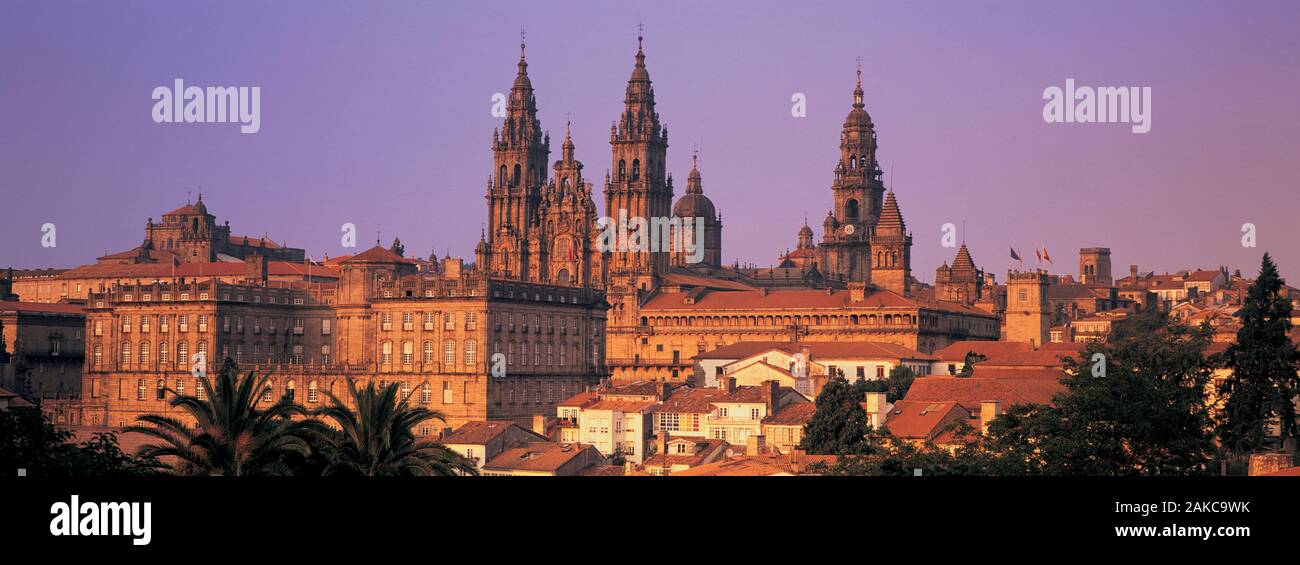 Dans un paysage urbain, la cathédrale de Saint Jacques de Compostelle, La Corogne, Galice, Espagne Banque D'Images