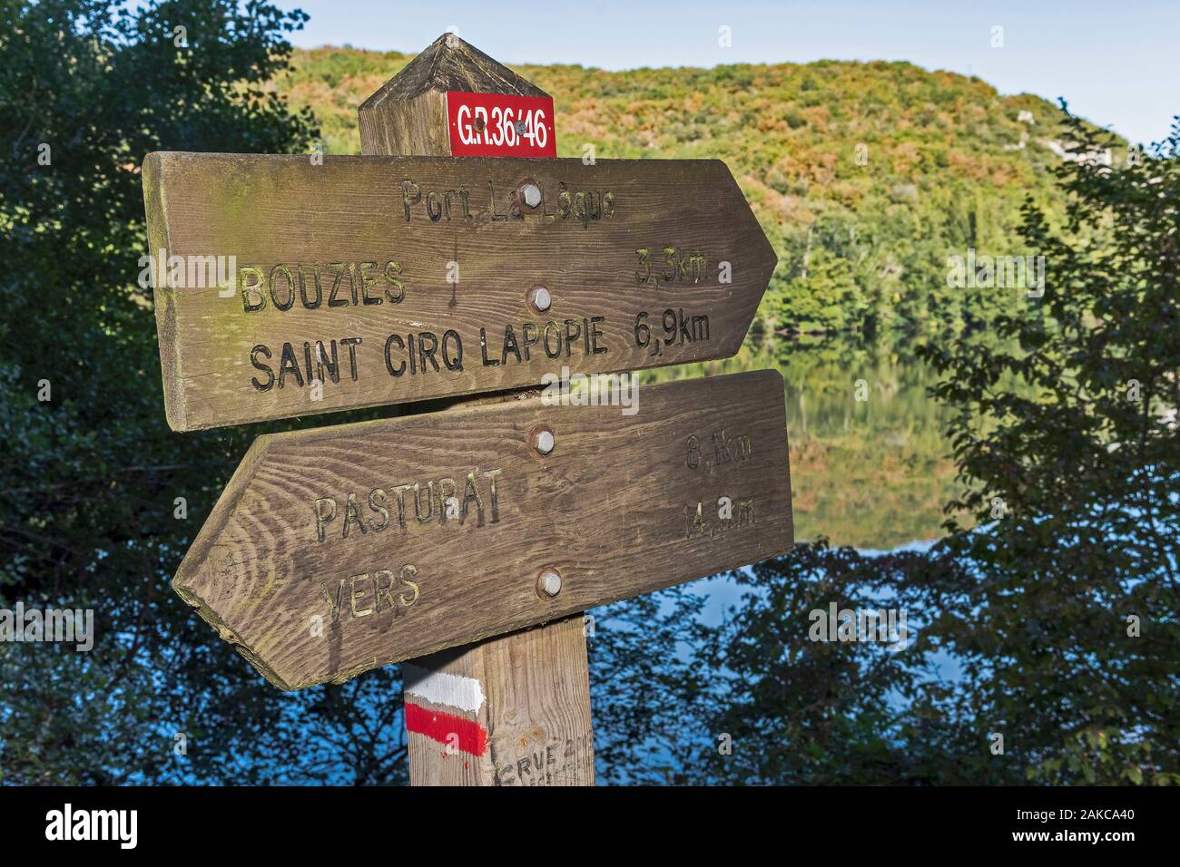 La France, l'Occitanie, département de Lot, Geopark du Quercy, vallée du Lot domaine de Saint-Gery, signe de sentier GR 36-46 Banque D'Images