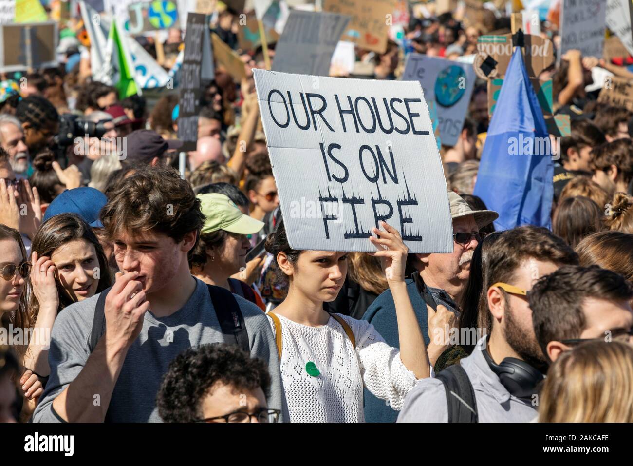 Canada, Province de Québec, Montréal, la marche pour le climat, la procession, foule brandissant signe avec slogan Banque D'Images