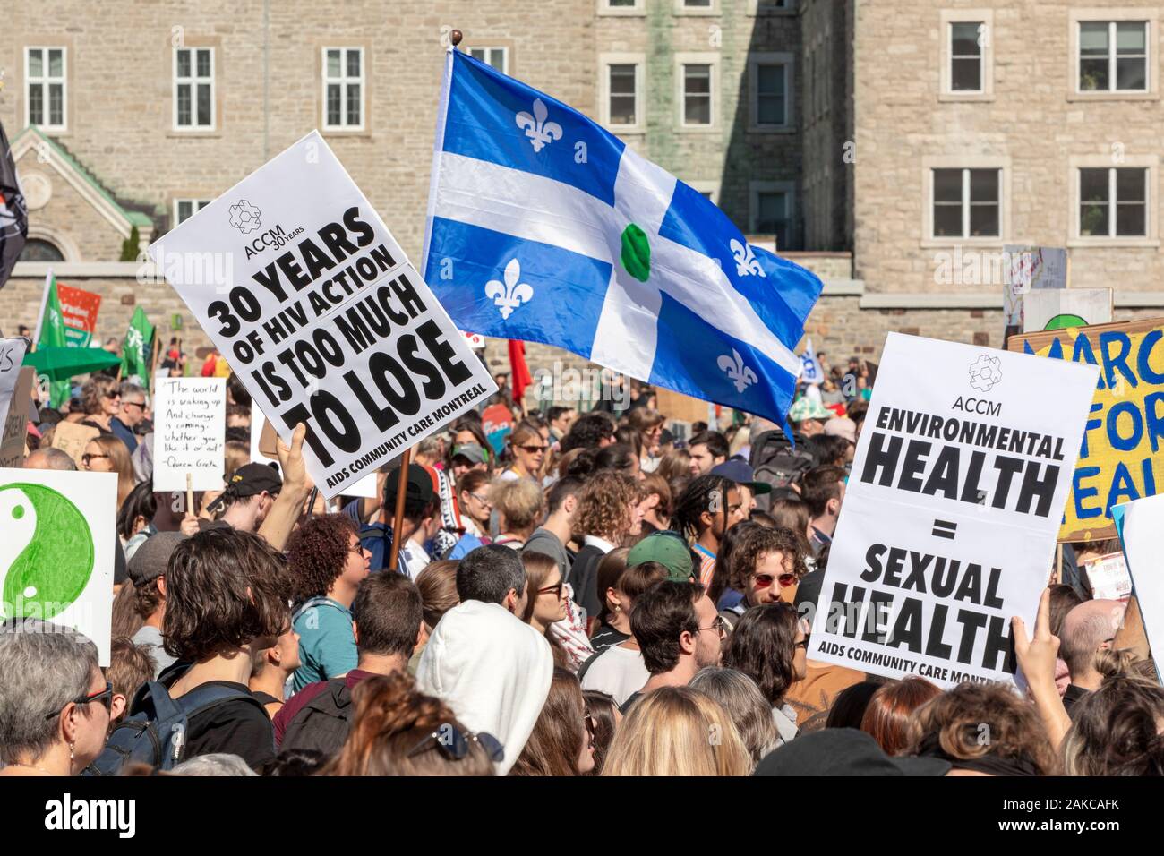 Canada, Province de Québec, Montréal, la marche pour le climat, la procession, foule agitant signe avec slogan, drapeau du Québec avec point vert Banque D'Images