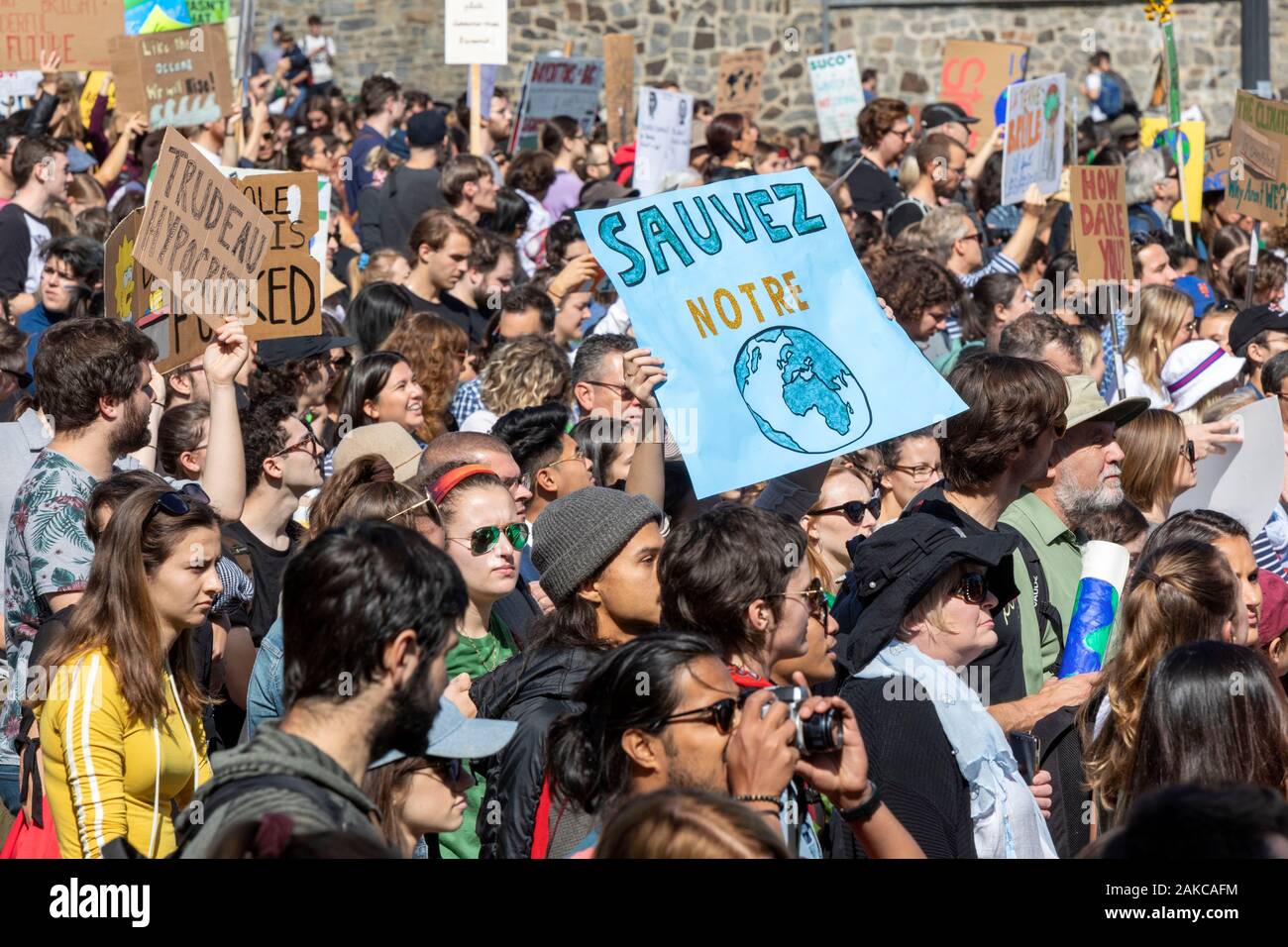 Canada, Province de Québec, Montréal, la marche pour le climat, la procession, foule brandissant signe avec slogan Banque D'Images