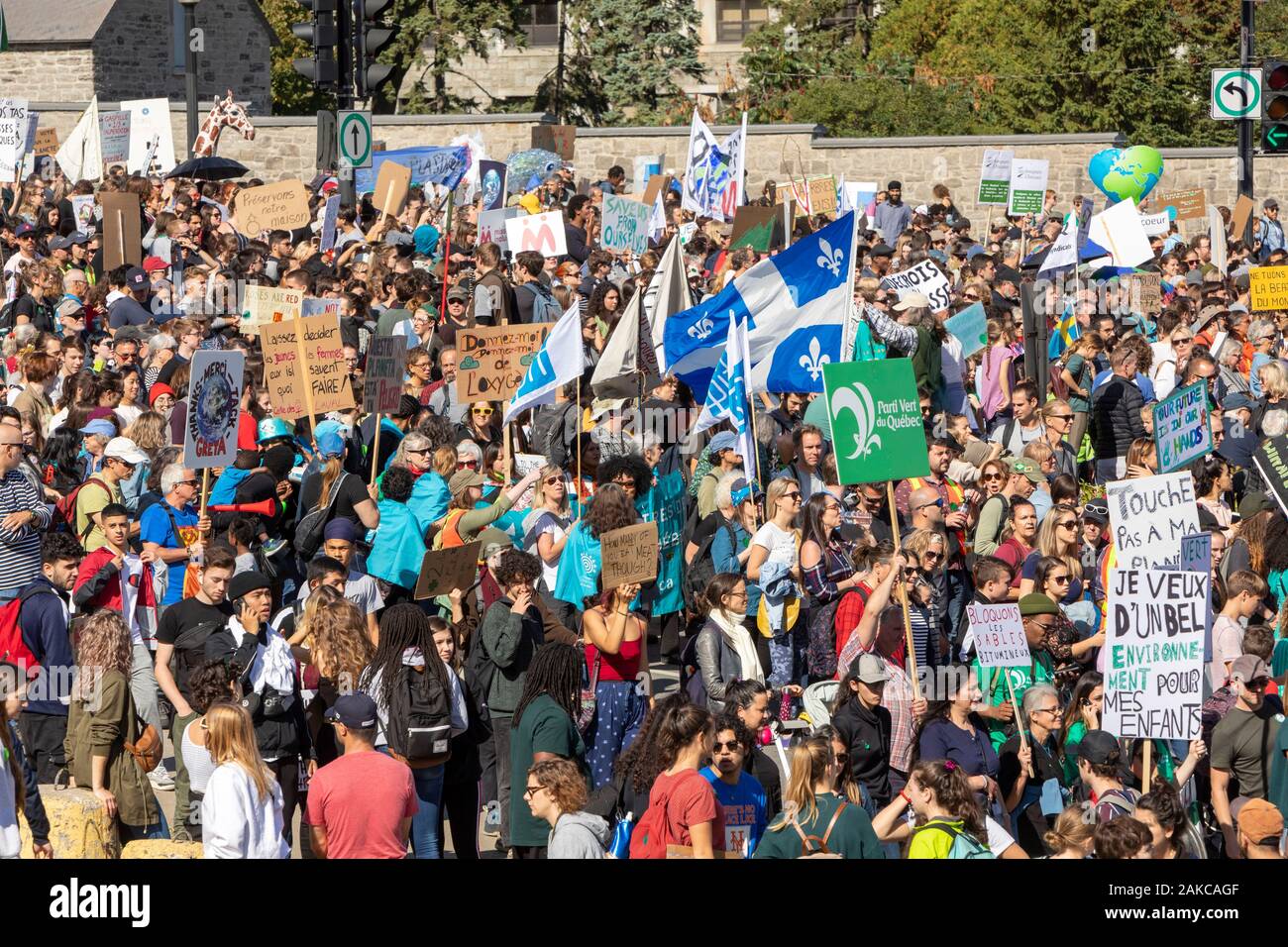 Canada, Province de Québec, Montréal, la marche pour le climat, la procession, foule agitant signe avec slogan, drapeau du Québec Banque D'Images