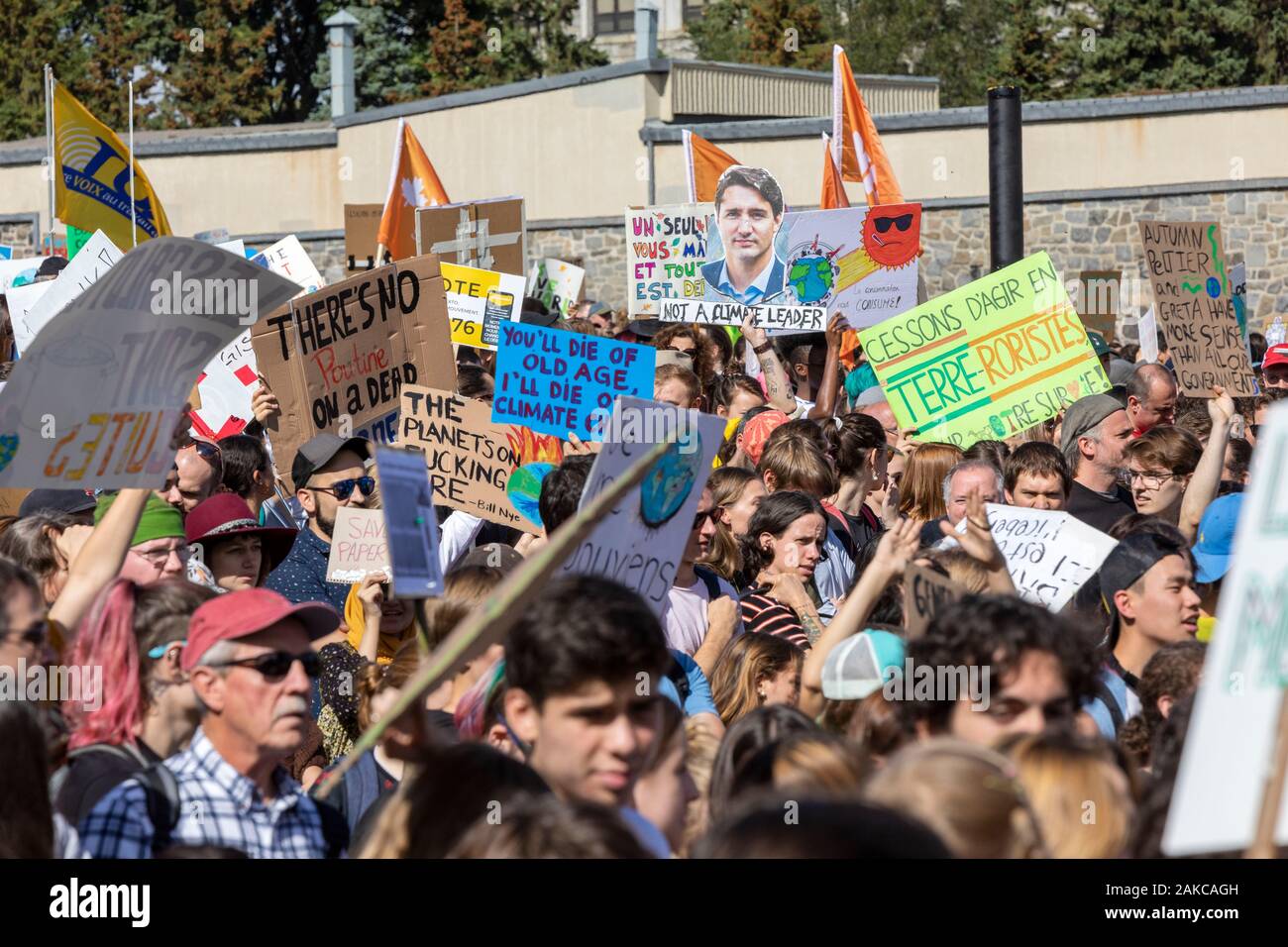 Canada, Province de Québec, Montréal, la marche pour le climat, la procession, foule agitant des signes slogan, portrait de premier ministre du Canada, Justin Trudeau Banque D'Images