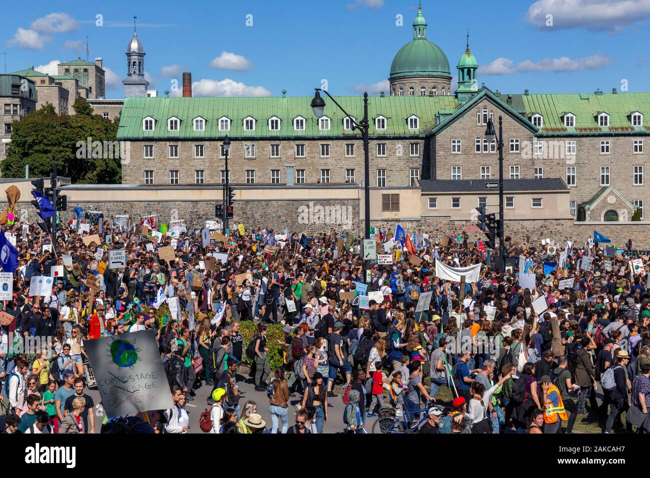 Canada, Province de Québec, Montréal, la marche pour le climat, le passage de la procession devant les bâtiments de l'Hôtel-Dieu Banque D'Images