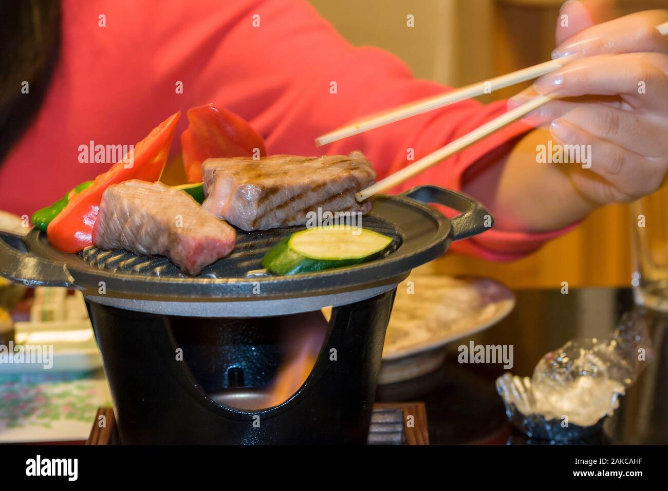 Le Japon, l'île de Kyushu, région de Kumamoto, Kurokawa Onsen Ryokan, Okunoyu, luxe traditionnel inn dans une ville thermale, Yakiniku, sur la table de cuisson du boeuf Banque D'Images