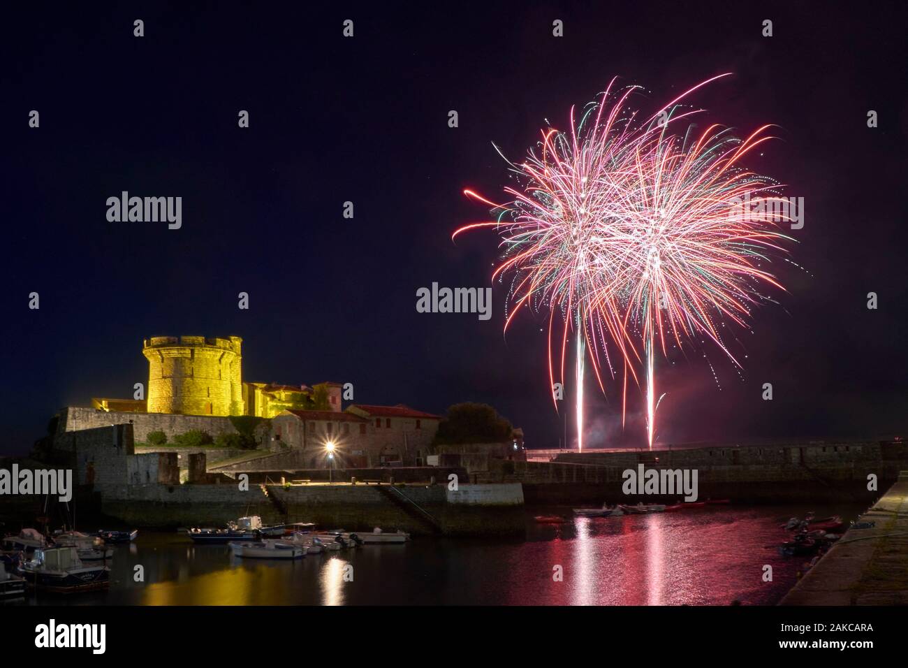 France, Pyrénées Atlantiques, Pays Basque coast, Ciboure, Socoa Fort  construit sous Louis XIII remanié par Vauban dans la baie de Saint Jean de  Luz, Fête nationale, les feux d'artifice du 14 juillet