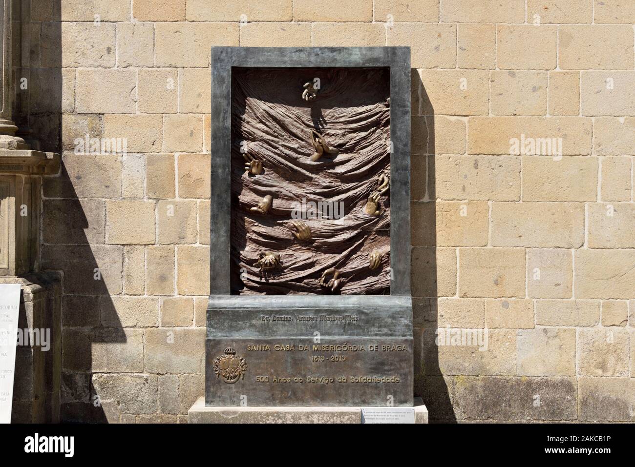 Portugal, région du Minho, Braga, La Cathédrale Se Primacial, sculpture représentant les vagues d'où émergent les mains, en commémoration des 500 ans de la Santa Casa da Misericordia, fondée en 1513, est dédiée à l'aide aux plus démunis Banque D'Images