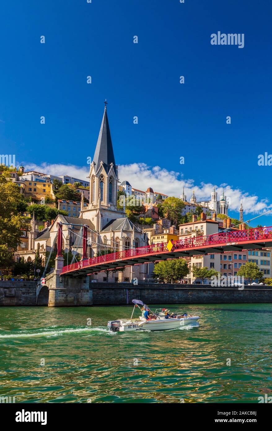 France, Rhône, Lyon, centre historique classé Patrimoine Mondial de l'UNESCO, Paul Couturier passerelle au-dessus de la Saône, Saint-Georges et l'église Notre-Dame de Fourvière à l'arrière-plan Banque D'Images