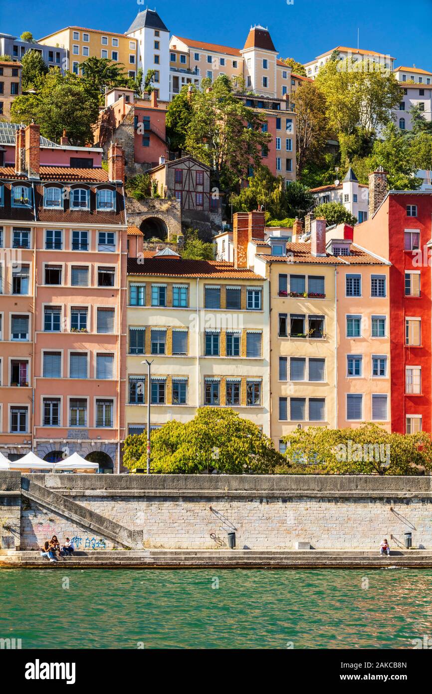 France, Rhône, Lyon, quartier historique classé au Patrimoine Mondial de l'UNESCO, le Vieux Lyon, Quai Fulchiron sur les berges de la Saône, la colline de Fourvière Banque D'Images