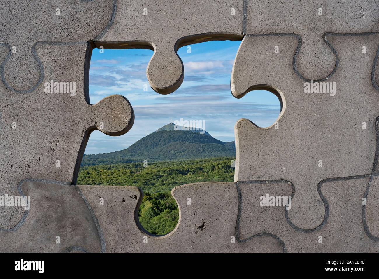 France, Puy de Dome, Volvic, Parc Naturel Régional des Volcans d'Auvergne,  la chaîne des Puys, inscrite au Patrimoine Mondial de l'UNESCO, le Puy de  Dôme vu par rassembler un puzzle géant, en