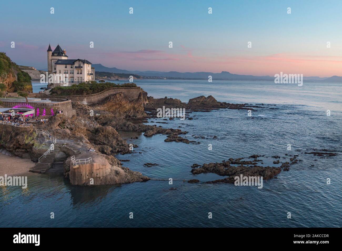 France, Pyrénées-Atlantiques, Biarritz, la villa Belza et le golfe de Gascogne au coucher du soleil Banque D'Images