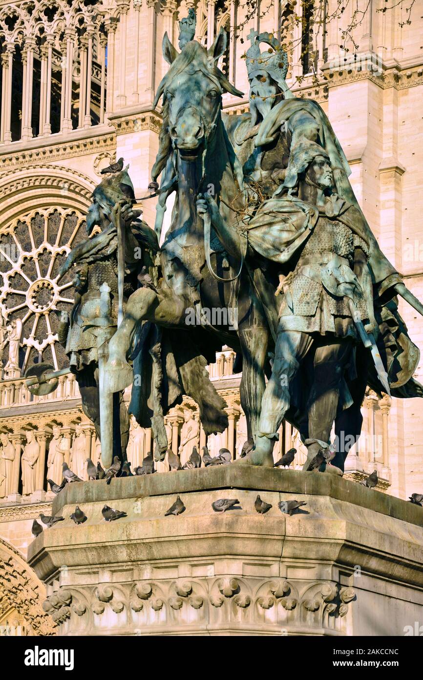 France, Paris, Ile de la Cité, Notre-Dame de Paris statue de Charlemagne dans le parvis Banque D'Images