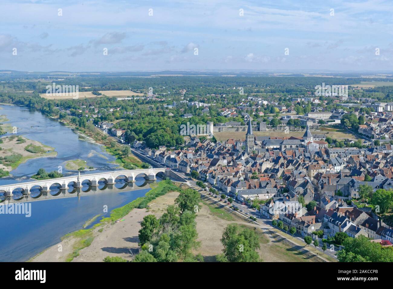 France, Nièvre (58), de la commune La Charité-sur-Loire en Burgundy-Franche-Comté région (vue aérienne) Banque D'Images