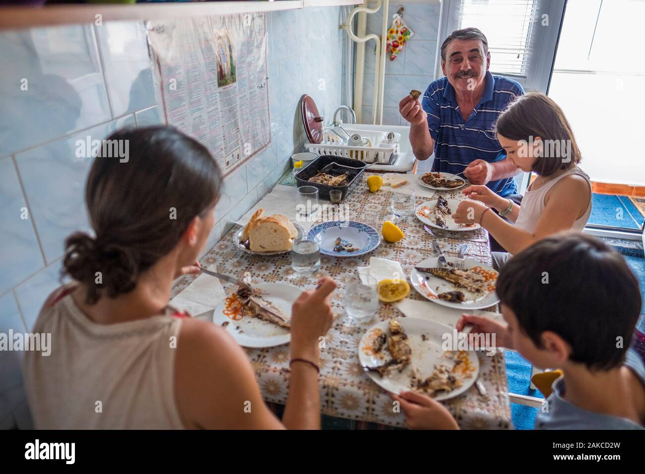 Roumanie, Mahmudia, Delta du Danube, Dimitri nous reçoit à la maison avec le maquereau grillé au barbecue Banque D'Images