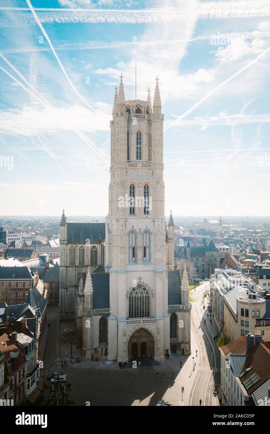 Vue aérienne de la célèbre église Vrijdagsmarkt à Gand, Flandre, Belgique Banque D'Images
