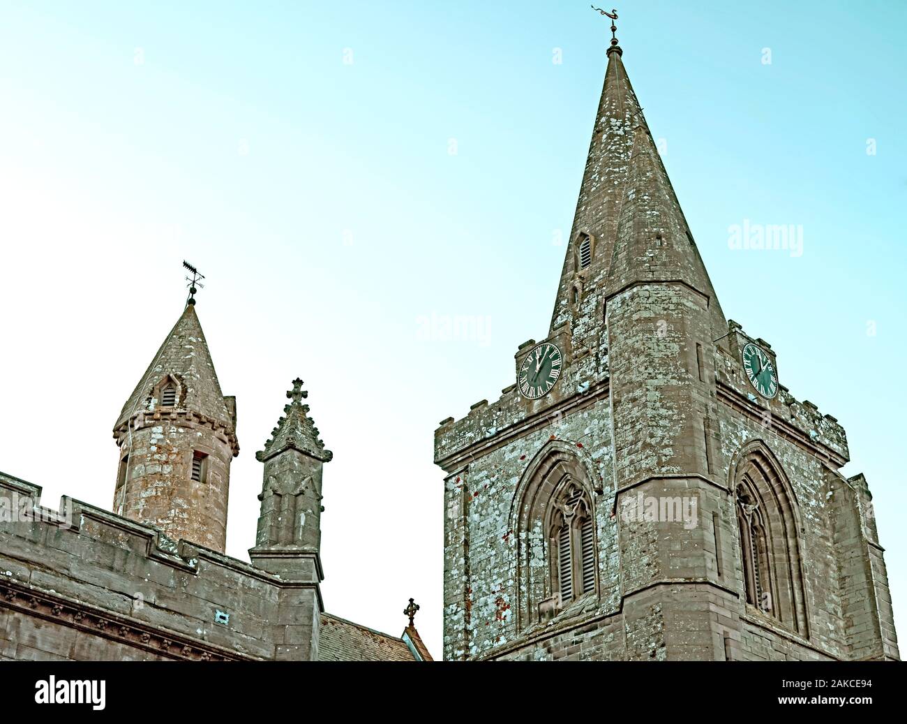 Grande tour carrée et d'horloge de la cathédrale de Brechin, Angus, Scotland, UK. avec arch fenêtres gothiques & rare style irlandais tour ronde en arrière-plan,. Banque D'Images