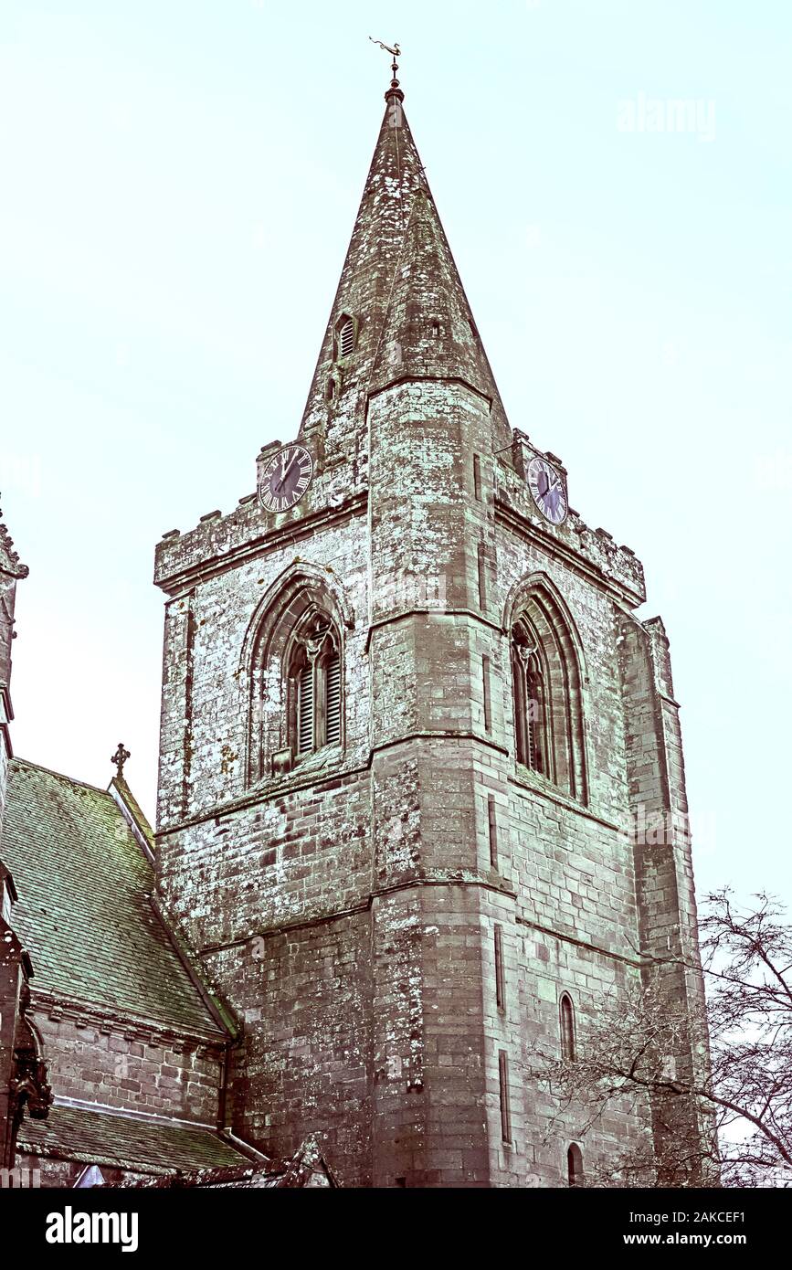 Grande tour carrée et d'horloge de la cathédrale de Brechin, Angus, Scotland, UK. avec des fenêtres de style gothique. Banque D'Images