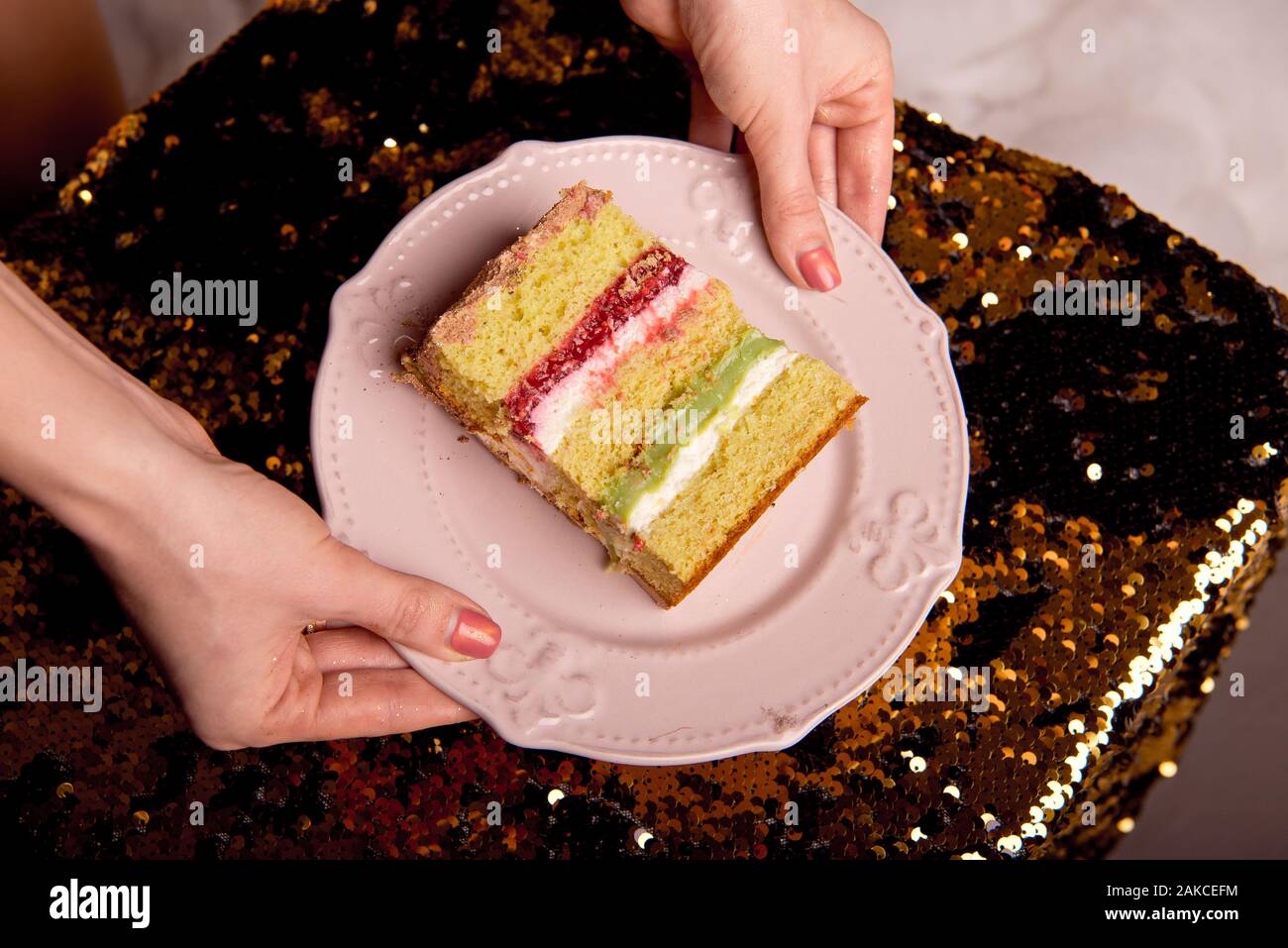 Brillant D Or Gateau Savoureux Est Coupe En Morceaux Une Tranche De Gateau Sur Une Plaque Rose La Cuisson A La Maison Pour Une Fete Pour Les Enfants Photo Stock Alamy Brillant D Or Gateau Savoureux Est Coupe En Morceaux Une Tranche De Gateau Sur Une Plaque Rose La Cuisson A La Maison Pour Une Fete Pour Les Enfants Photo Stock Alamy