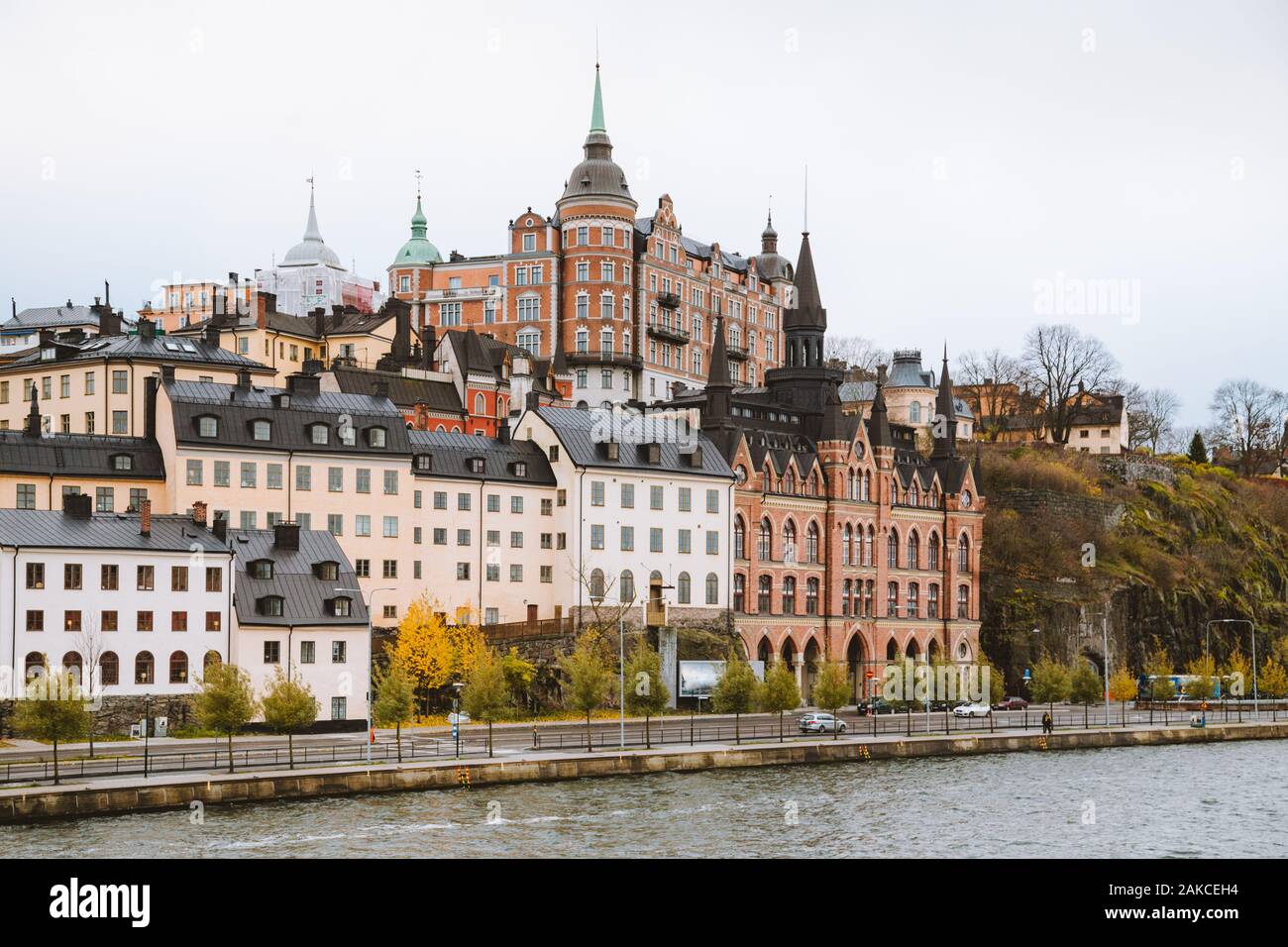 Vue front de mer de Stockholm vers Södermalm avec Mariahissen district historique du bâtiment et sur un Monteliusvagen moody journée d'automne, de la Suède, Scandinavie Banque D'Images