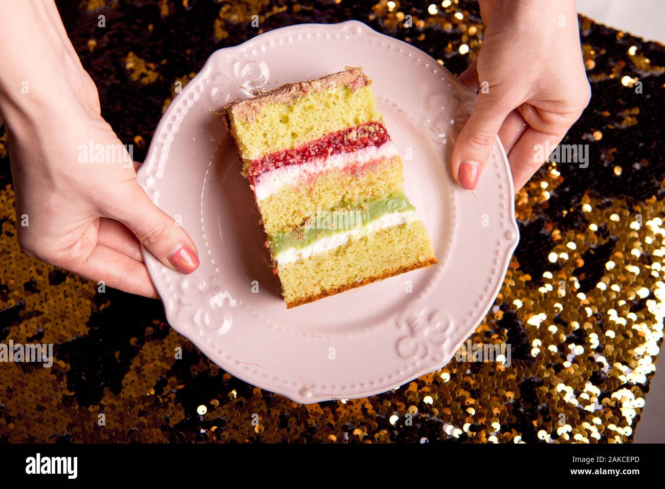 Brillant D Or Gateau Savoureux Est Coupe En Morceaux Une Tranche De Gateau Sur Une Plaque Rose La Cuisson A La Maison Pour Une Fete Pour Les Enfants Photo Stock Alamy Brillant D Or Gateau Savoureux Est Coupe En Morceaux Une Tranche De Gateau Sur Une Plaque Rose La Cuisson A La Maison Pour Une Fete Pour Les Enfants Photo Stock Alamy