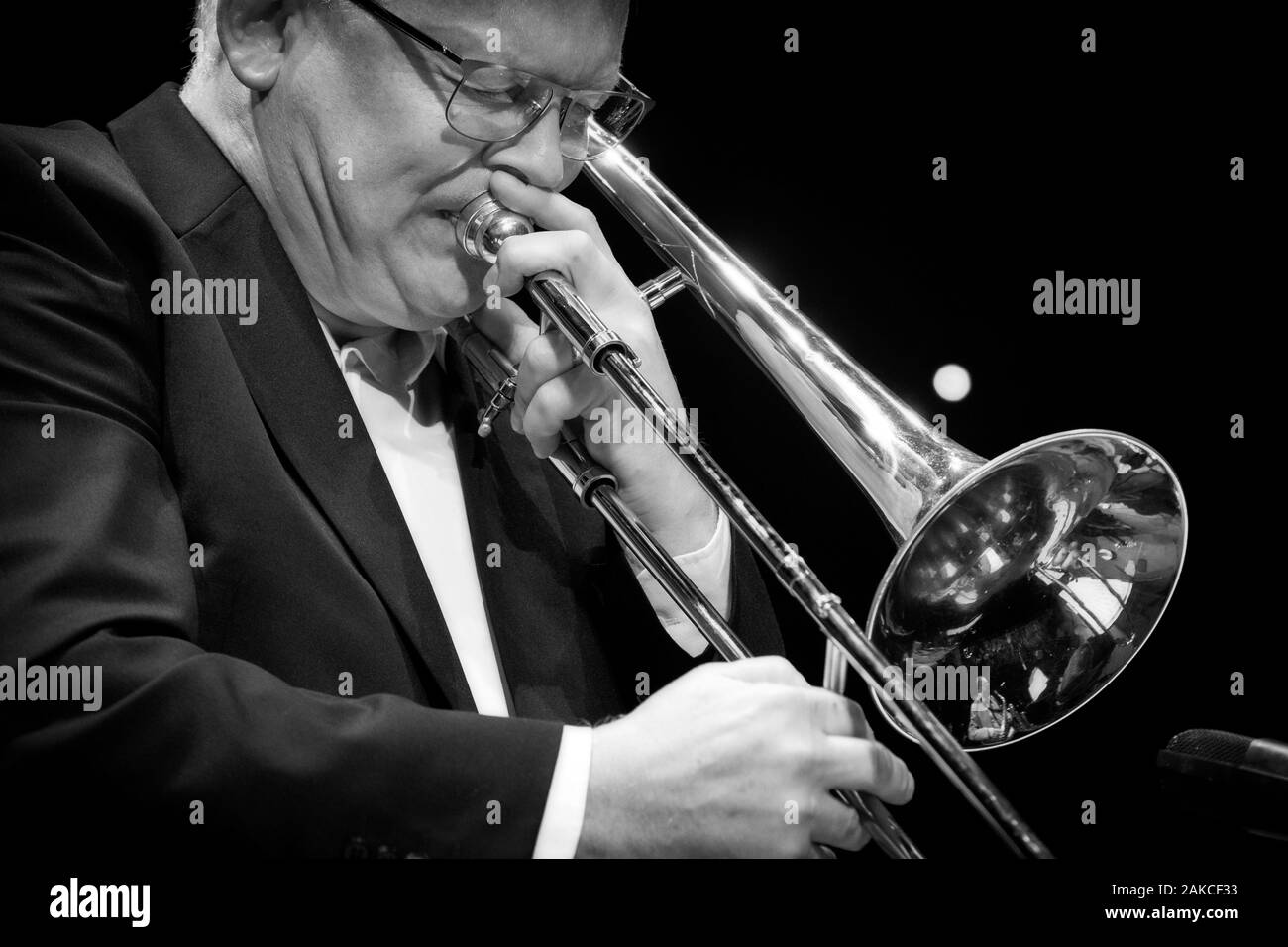 Mark Nightingale joue du trombone avec Alan Barnes, onze Jazz Festival 2019 Scarborough Banque D'Images