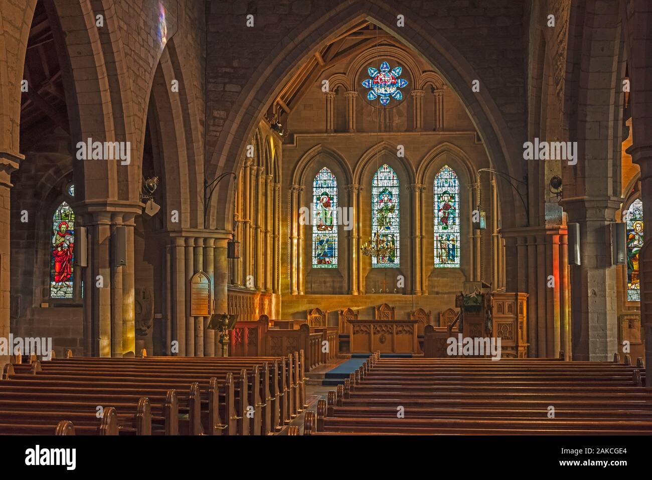 Intérieur de la cathédrale de Brechin, Angus, Scotland, UK montrant l'aile avec chœur, modifier, chorale, bancs et des voûtes gothiques. Banque D'Images