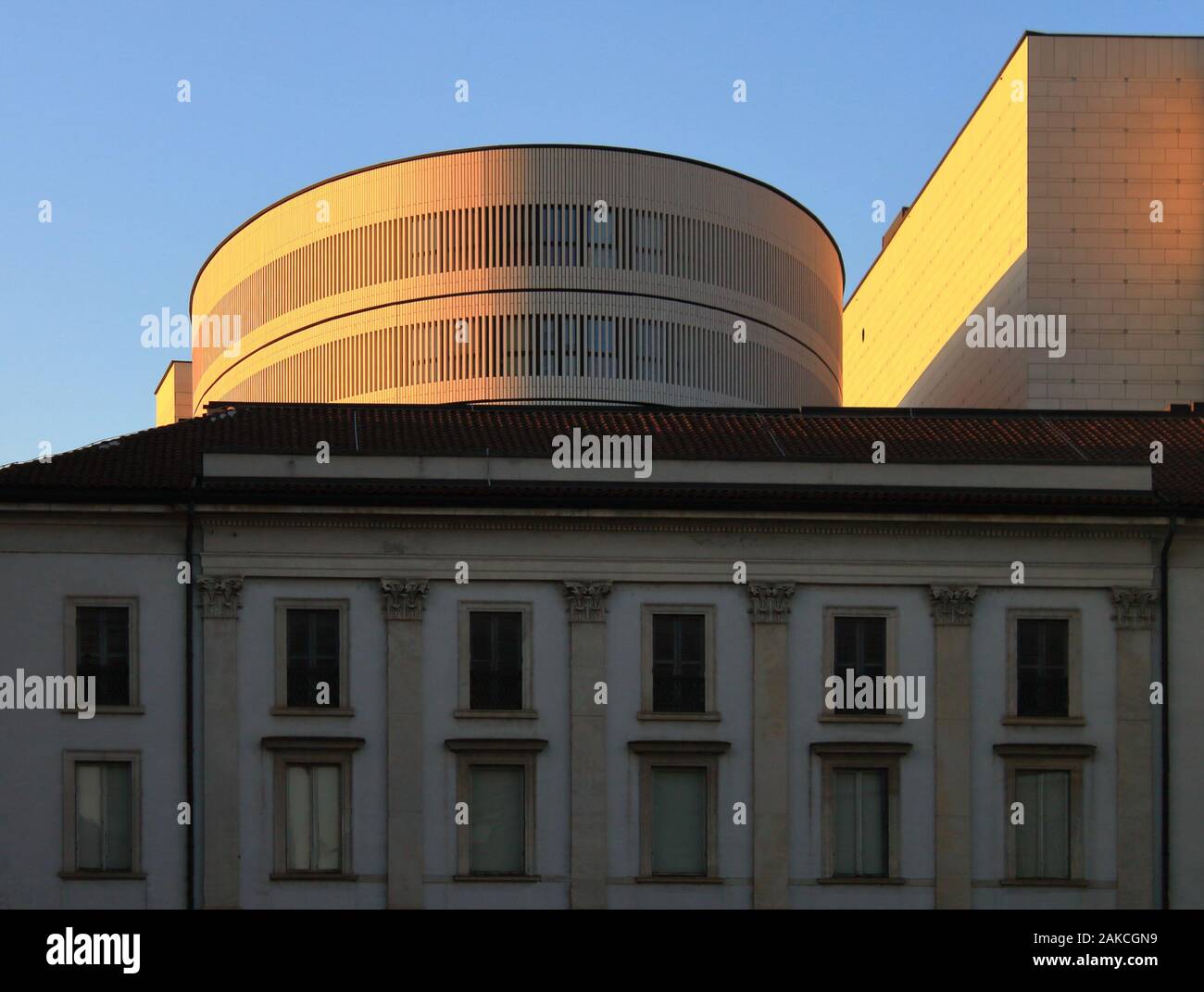 Photo de rue du teatro alla Scala de Milan, centre d'Operetta dans le monde entier. Particulier nouveau dôme de foyer fait par l'architecte Mario Botta Banque D'Images