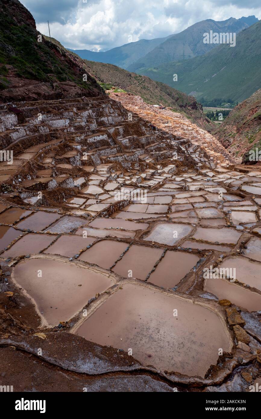Salinas de Maras ou mines de sel de Maras au Pérou Banque D'Images