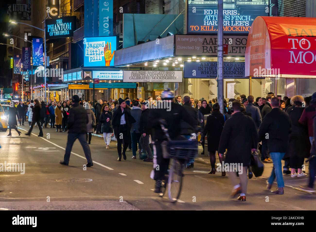 Les spectateurs avant la 44e Rue Ouest foule comme ils se précipitent pour entrer dans un assortiment de théâtres de Broadway, le mardi, Janvier 7, 2020. (© Richard B. Levine) Banque D'Images