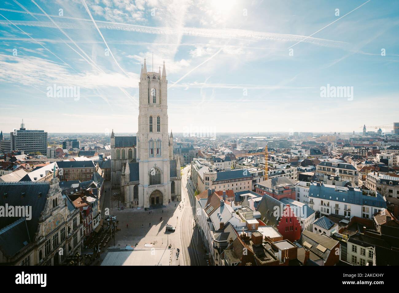 Vue aérienne du centre-ville de Gand avec célèbre Vrijdagsmarkt lors d'une journée ensoleillée, région flamande, Belgique Banque D'Images