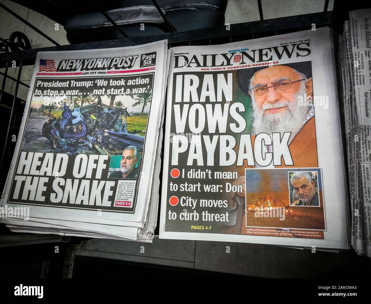 Tous les titres du New York Daily News et le New York Post le samedi, Janvier 4, 2020 sur le meurtre dans une attaque de drone américain du Général Qassem Soleimani. un haut chef militaire de l'Iran. (© Richard B. Levine) Banque D'Images